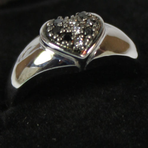 10k heart ring with black & white diamond 0.10ct
