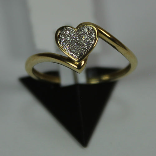 R0811: 10k diamond heart ring with 0.06ct